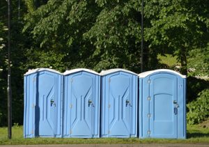 porta potties in a lot of grass